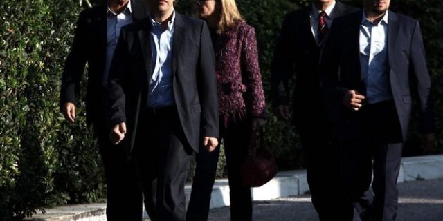 Reuters: Ο Τσίπρας “στρογγύλεψε” το λόγο του και είναι ένα βήμα πριν την εξουσία