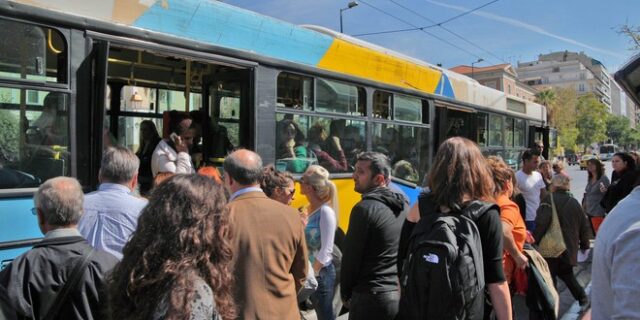 Σε ποια λεωφορεία και τρόλεϊ η επιβίβαση γίνεται πλέον από τη μπροστινή και μόνο είσοδο