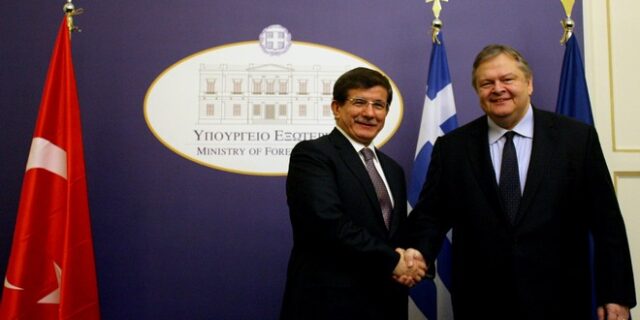 Στην Αθήνα ο Νταβούτογλου, εν μέσω έντασης στα ελληνοτουρκικά