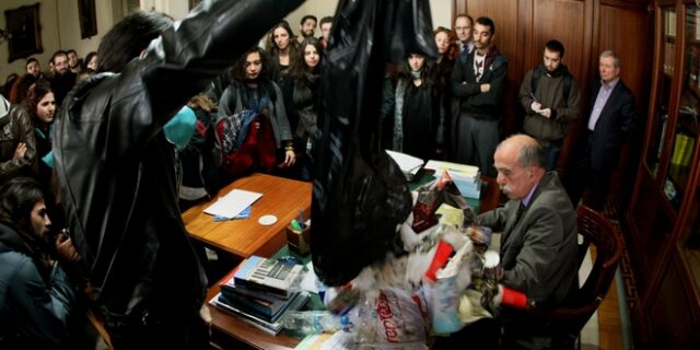 Φοιτητές γέμισαν με σκουπίδια την πρυτανεία του ΕΚΠΑ