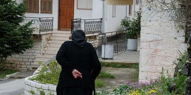 Ατρόμητη 79χρονη έτρεψε σε φυγή ληστή