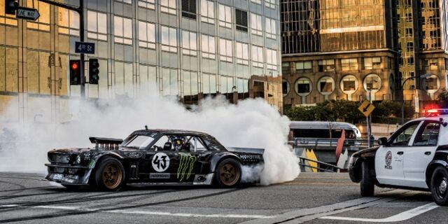 Απίστευτο Drift με μια Ford Mustang του ’65 στους έρημους δρόμους του Λος Άντζελες