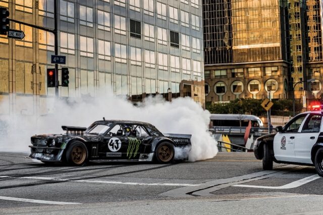 Απίστευτο Drift με μια Ford Mustang του ’65 στους έρημους δρόμους του Λος Άντζελες