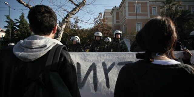 ΜΑΤ στη Νομική με εντολή Φορτσάκη για να μην γίνει κατάληψη. Συγκρούσεις με φοιτητές