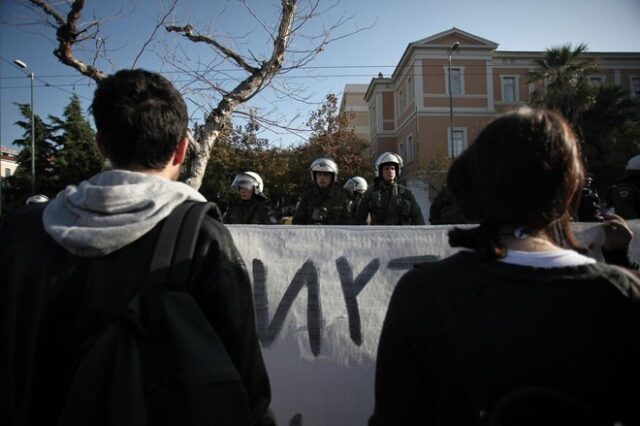 ΜΑΤ στη Νομική με εντολή Φορτσάκη για να μην γίνει κατάληψη. Συγκρούσεις με φοιτητές