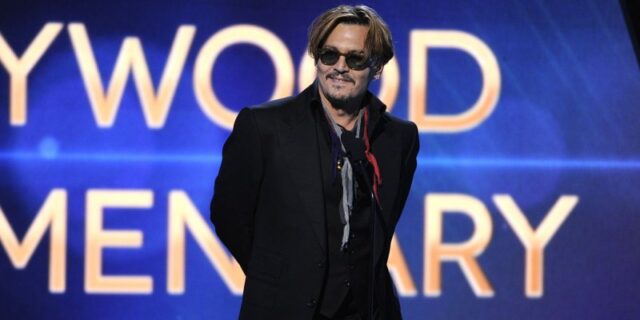 Ο Τζόνι Ντεπ λιώμα στη σκηνή των Hollywood Film Awards: αμήχανο ή… “rock n’ roll”;