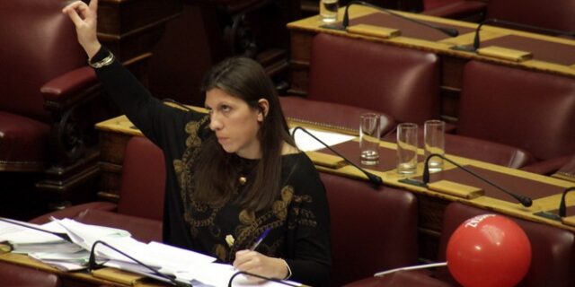 Με κόκκινο μπαλόνι πήγε η Κωνσταντοπούλου στη Βουλή