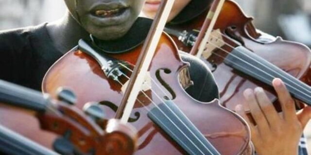 Μηχανή του Χρόνου: Ο μικρός Ντιέγκο λυγίζει, καθώς παίζει βιολί στην κηδεία του δάσκαλου του