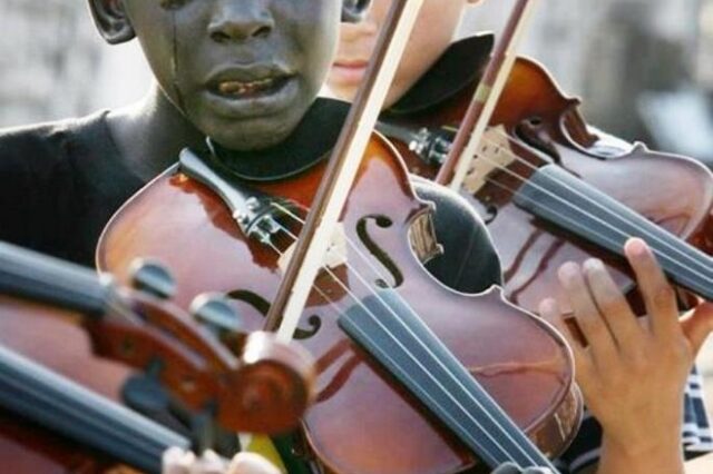 Μηχανή του Χρόνου: Ο μικρός Ντιέγκο λυγίζει, καθώς παίζει βιολί στην κηδεία του δάσκαλου του