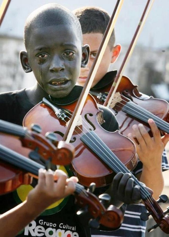 Μηχανή του Χρόνου: Ο μικρός Ντιέγκο λυγίζει, καθώς παίζει βιολί στην κηδεία του δάσκαλου του