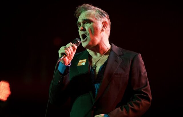 O Morrissey αποχώρησε από συναυλία όταν θεατής τον κορόιδεψε για τον καρκίνο