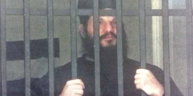 Μοναχός πίσω από τα κάγκελα. Μπήκαν ΜΑΤ στο κονάκι, προσήγαγαν ιερωμένο της Μονής Εσφιγμένου