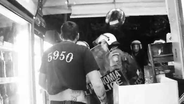 Βίντεο: Καταγγέλλουν “πλιάτσικο” των ΜΑΤ σε περίπτερο των Εξαρχείων