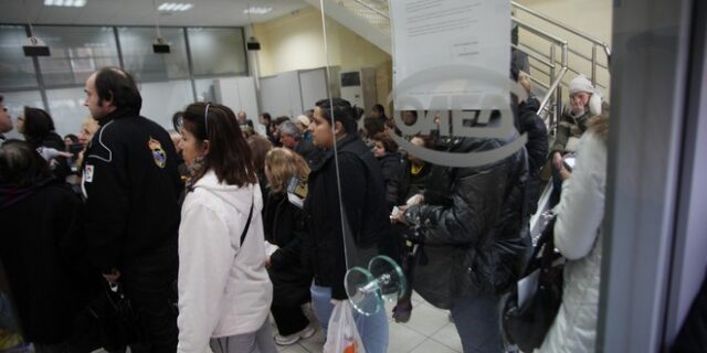 Στον “Καιάδα” οι άνεργοι. Πόσοι έλαβαν το πενιχρό επίδομα των 200 ευρώ