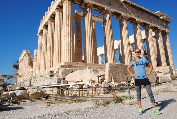 To κορίτσι που τρέχει για να σώσει τους άντρες