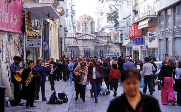 Λιγότερο απαισιόδοξοι από πέρυσι οι Έλληνες καταναλωτές