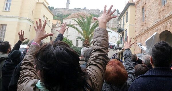 Αποδοκιμασίες και ισχυρές αστυνομικές δυνάμεις στο Ναύπλιο: Πολίτες μούτζωναν έξω από την τελετή ανακήρυξης του Αντ. Σαμαρά ως επίτιμου δημότη