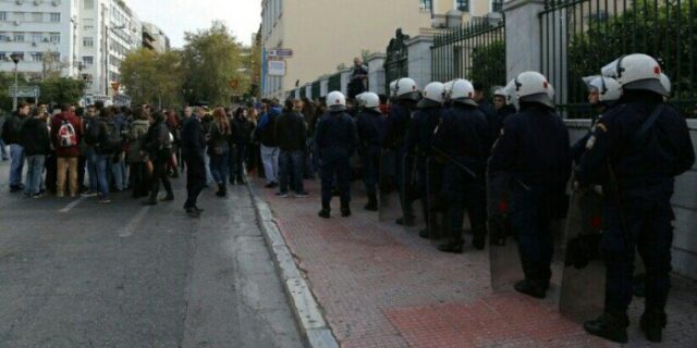 ΕΚΠΑ: Μέσα συνεδριάζει η Σύγκλητος, έξω φοιτητές και ΜΑΤ