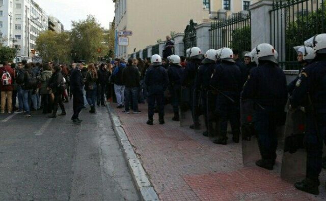 ΕΚΠΑ: Μέσα συνεδριάζει η Σύγκλητος, έξω φοιτητές και ΜΑΤ