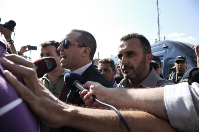 Αναβλήθηκε ξανά η δίκη για το χαστούκι Κασιδιάρη. “Τις χειροπέδες αυτές θα τις φορέσει ο Σαμαράς”, φώναζε