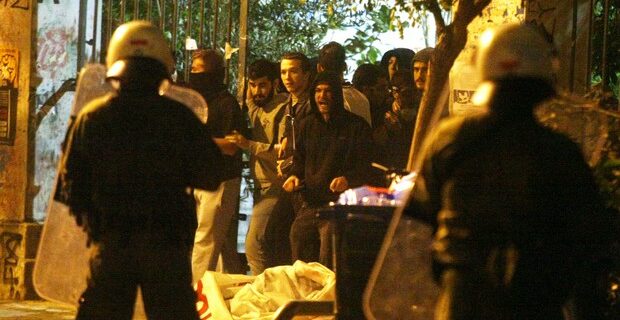 Επεισόδια έξω από το Πολυτεχνείο. Εκτεταμένη χρήση χημικών από την αστυνομία. Χτύπησαν φοιτητές