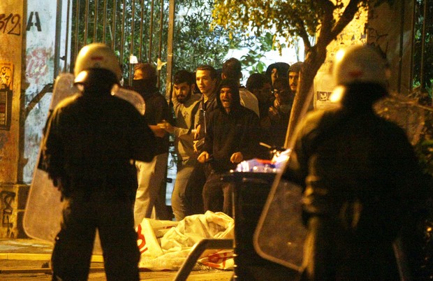 Επεισόδια έξω από το Πολυτεχνείο. Εκτεταμένη χρήση χημικών από την αστυνομία. Χτύπησαν φοιτητές
