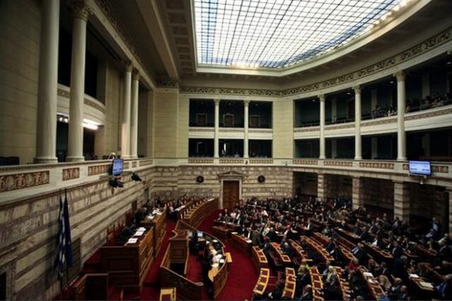 Και πολλοί είναι. Ένας στους δύο Έλληνες εμπιστεύεται το πολιτικό σύστημα της χώρας