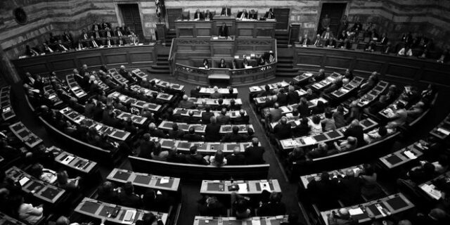Τα ελληνικά κόμματα έγιναν πολιτικά hedge funds