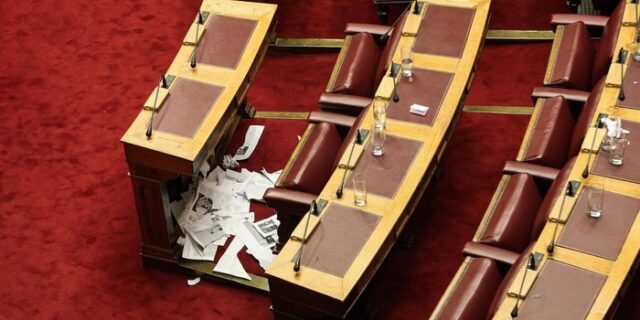 Ένα ανίκανο Πολιτικό Σύστημα μας οδηγεί στα βράχια