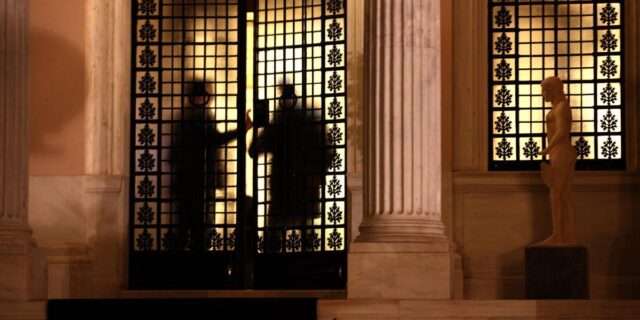 Τα δίνουν όλα στην τρόικα: Τώρα ΦΠΑ και ασφαλιστικό και στο βάθος αύξηση φόρου σε τσιγάρα και αλκοόλ