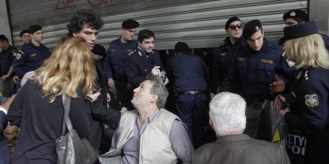 Ντροπή: ΜΑΤ εμπόδισαν ΑμεΑ να μπουν στο υπουργείο Οικονομικών