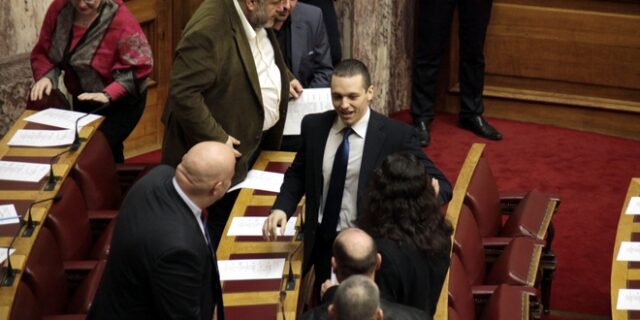 Ο Κασιδιάρης έδωσε ηχητικό στη Βουλή: Εμπλέκει τον πρωθυπουργό σε συνομιλία με δικαστικό