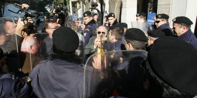 ΜΑΤ χτύπησαν δημοσιογράφους έξω από την ΕΣΗΕΑ λόγω επίσκεψης Σαμαρά