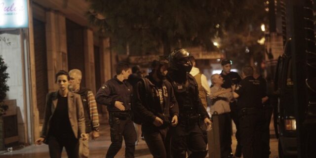 Σε βίντεο η σχέση αστυνομικών με ομάδα πολιτών με κουκούλες και κράνη