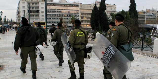 Καταγγελία: Προσήγαγαν τους Σύρους και δεν τους άφησαν να πάρουν τα πράγματα τους