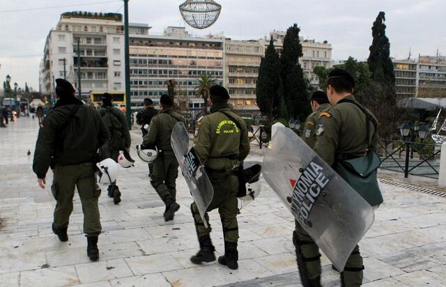 Καταγγελία: Προσήγαγαν τους Σύρους και δεν τους άφησαν να πάρουν τα πράγματα τους