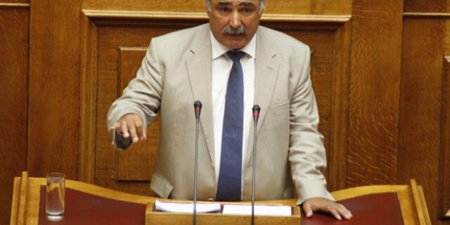Επιμένει ο Μπόλαρης: Να αποσυρθεί η διάταξη για την αναδοχή από ομόφυλα ζευγάρια