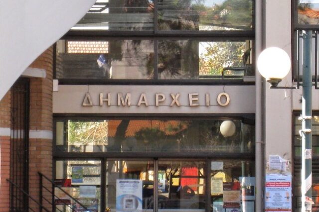 Ξύλο στο δημοτικό συμβούλιο Φιλαδέλφειας – Χαλκηδόνας. Φυγαδεύτηκε ο δήμαρχος. Στο νοσοκομείο δημοτικοί σύμβουλοι
