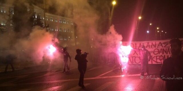 Φωτιές, οδοφράγματα και χημικά στην πορεία για τον Νίκο Ρωμανό