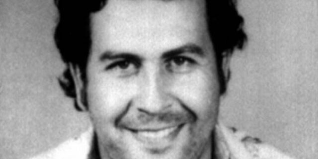 Μηχανή του Χρόνου: Εσκομπάρ. Ο βαρώνος της κοκαΐνης που ήθελε να χτίσει  αρχαιοελληνικό ναό