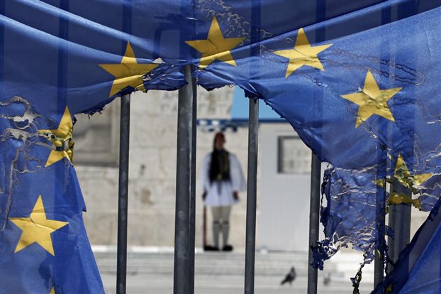 Τρομολαγνεία από το Bloomberg: Η Ελλάδα στα χειρότερα πιθανά σενάρια για το 2015