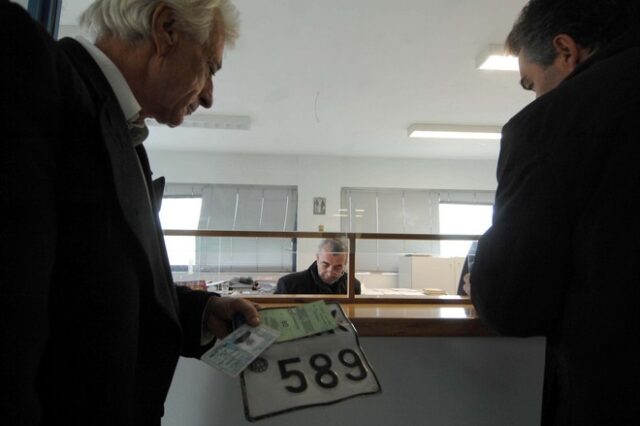 “Ξαναπαρκάρουν” άρον άρον τα Ι.Χ. στις εφορίες για να γλιτώσουν τέλη, τεκμήρια και φόρους πολυτελείας
