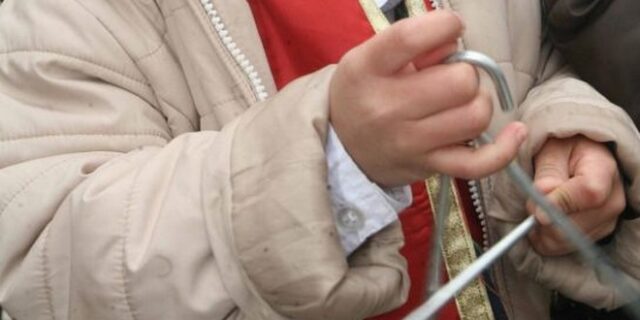 Βέροια: Έκλεψαν από 10χρονα τα χρήματα από τα κάλαντα