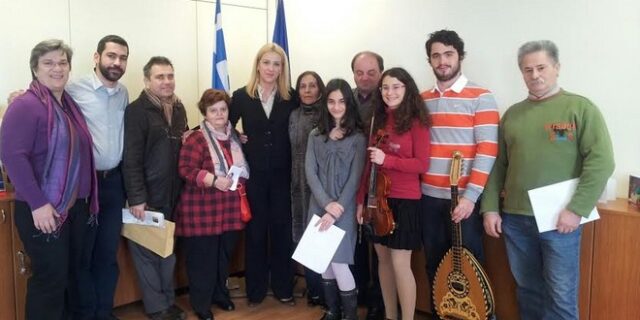 Απεραθίτικα κάλαντα στην Περιφερειάρχη Αττικής
