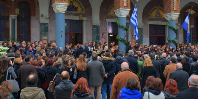 Με όργανα, χειροκροτήματα και στα λευκά, η κηδεία της 28χρονης Ιωάννας Γιαννακοπούλου