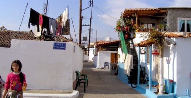 Σύρραξη με τσεκούρια και όπλα στην Κομοτηνή. Έσπασαν οχήματα και σπίτια