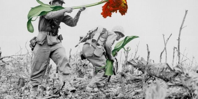 Μηχανή του Χρόνου: Τι συμβαίνει όταν οι στρατιώτες δεν κρατούν όπλα, αλλά λουλούδια;