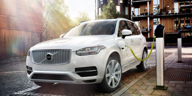 Το Volvo XC90 T8 «καίει» 2,5 λ. στα 100 χλμ. και «βγάζει» 400 hp
