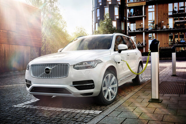 Το Volvo XC90 T8 «καίει» 2,5 λ. στα 100 χλμ. και «βγάζει» 400 hp
