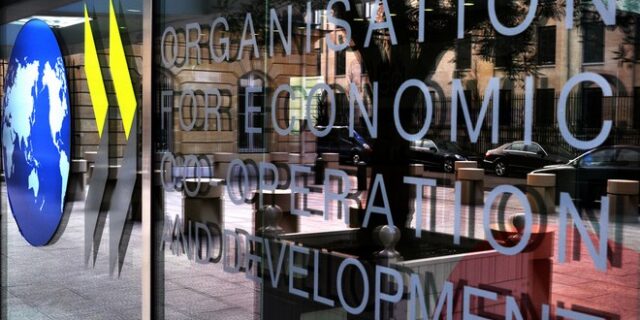 Ελαφρά μείωση στα φορολογικά έσοδα της Ελλάδας το 2013